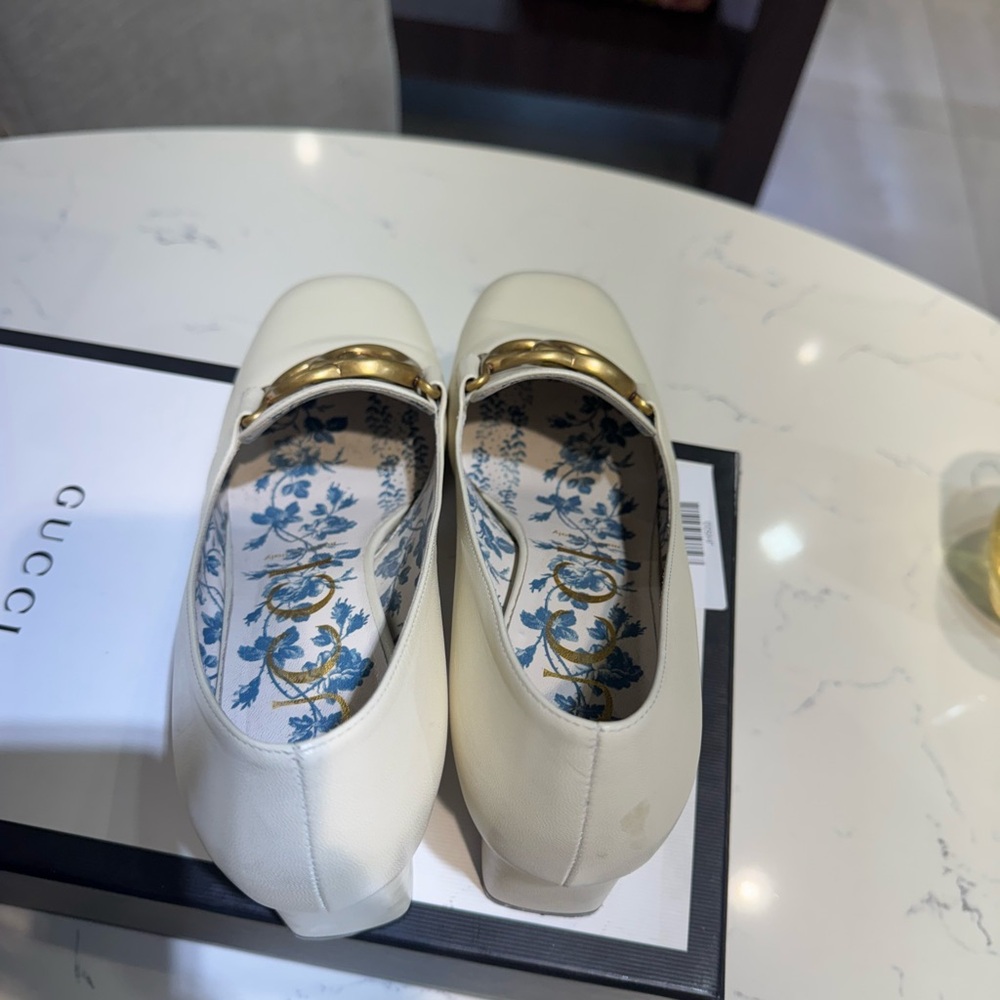 Gucci Women's Cream Loafers with Gold GG Logo Size 8 - Picture 3 of 8